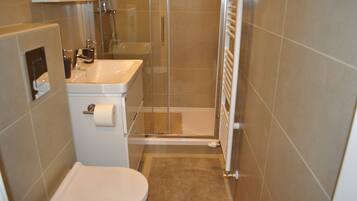 Deluxe studio | Badkamer | Een douche, gratis toiletartikelen, een haardroger, pantoffels