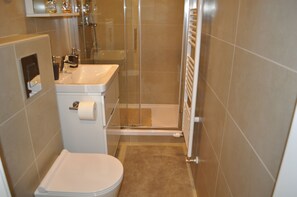 Deluxe studio | Badkamer | Een douche, gratis toiletartikelen, een haardroger, pantoffels