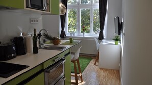 Studio – deluxe | Eget tekjøkken | Kjøleskap, mikrobølgeovn, ovn og kokeplater