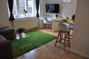 Estudio Deluxe | Zona de estar | Una televisión de pantalla plana