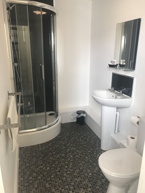 Bathroom shower - The Ball Alley (Stanley)