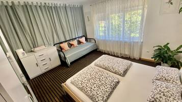 Habitación con 1 cama matrimonial o 2 individuales, baño compartido | Tabla de planchar con plancha, wifi gratis y ropa de cama