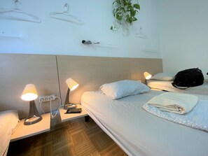 Tabla de planchar con plancha, wifi gratis, ropa de cama