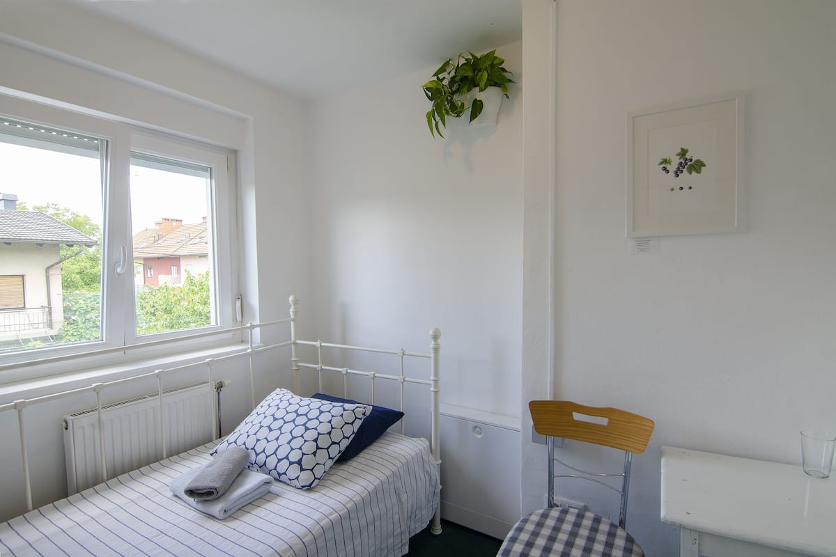 Single Room, Shared Bathroom | Iron/ironing board, free WiFi, bed sheets