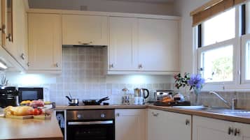 Cottage | Private kitchen | Full-sized fridge, microwave, oven, stovetop