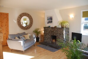 Cottage | Living area | Flat-screen TV - Tramway Cottages (Oban)
