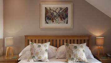 Tabla de planchar con plancha y ropa de cama