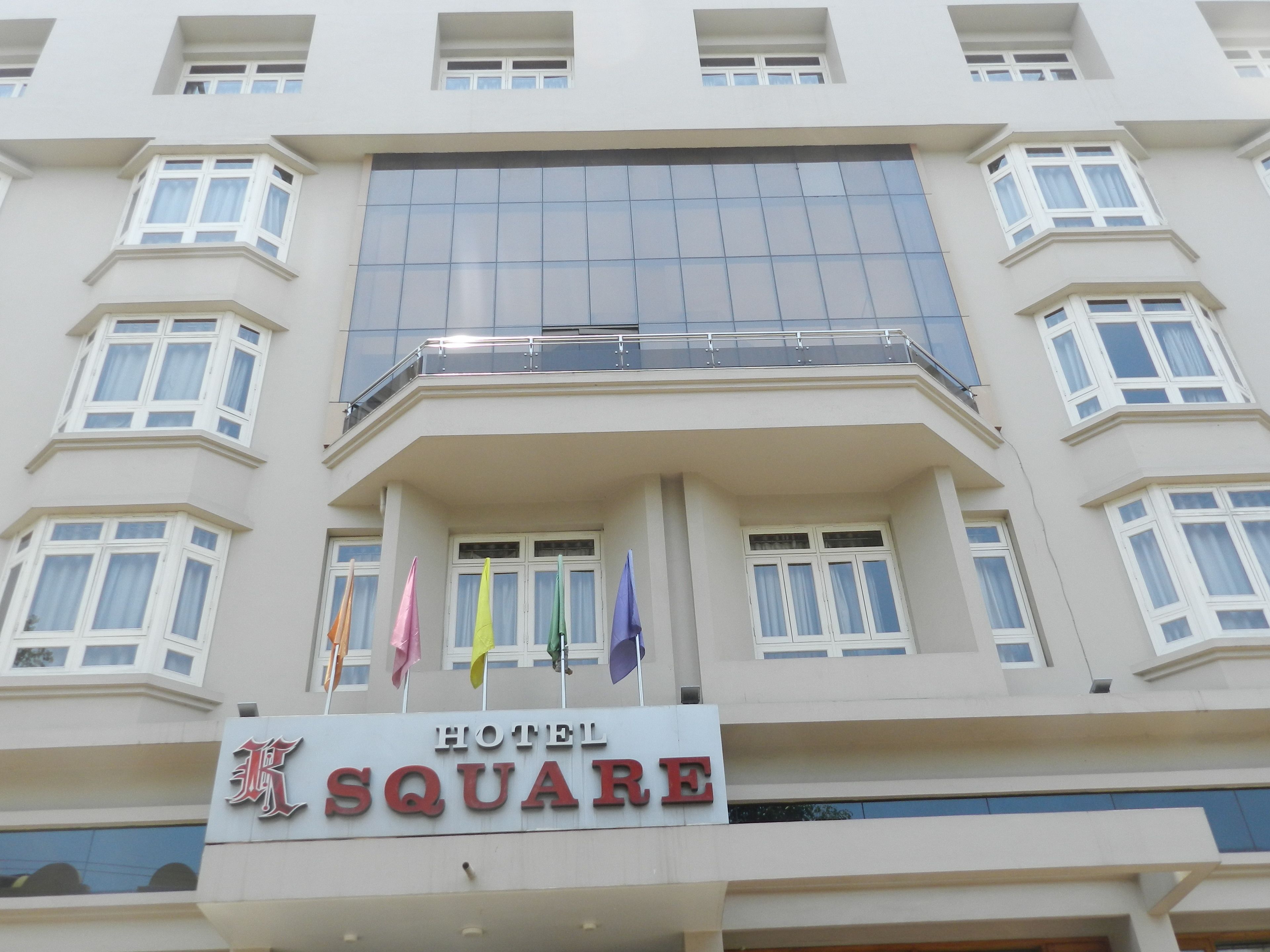 Un letrero de hotel con la inscripción 'HOTEL SQUARE' en letras grandes.