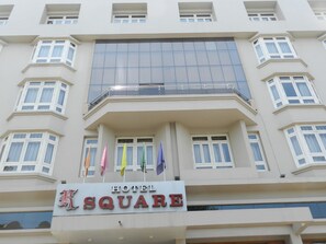 A hotel sign with "HOTEL SQUARE" written in large letters.
