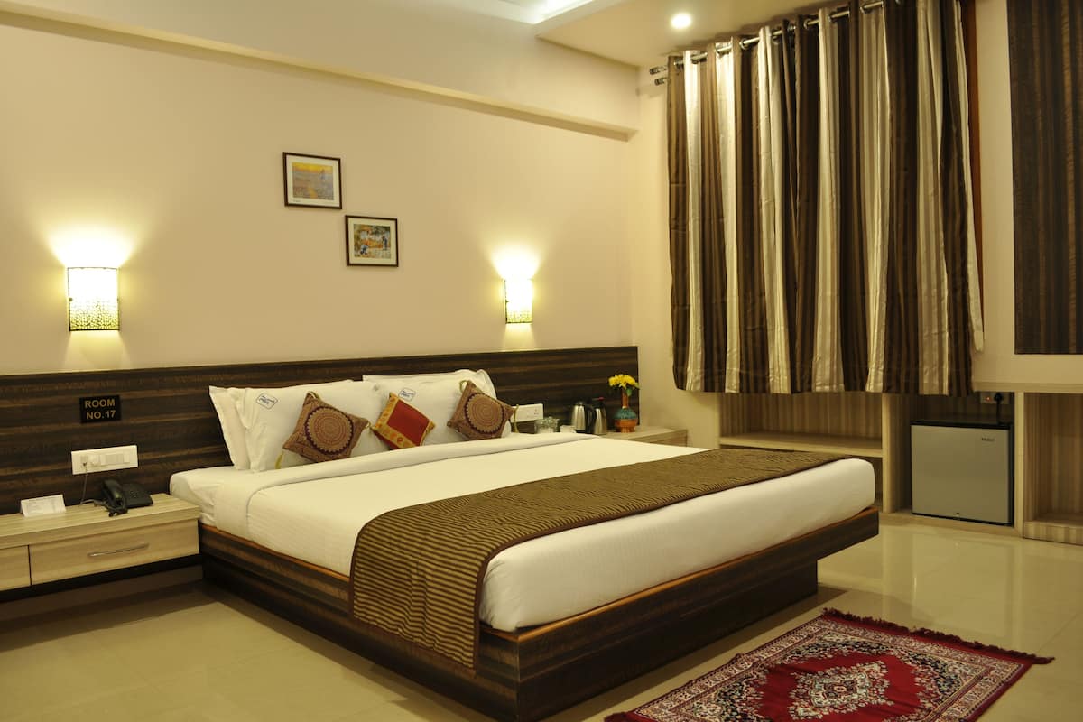 In-room safe, individually furnished, desk, laptop workspace
