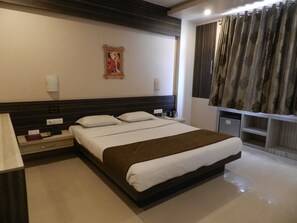 In-room safe, individually furnished, desk, laptop workspace