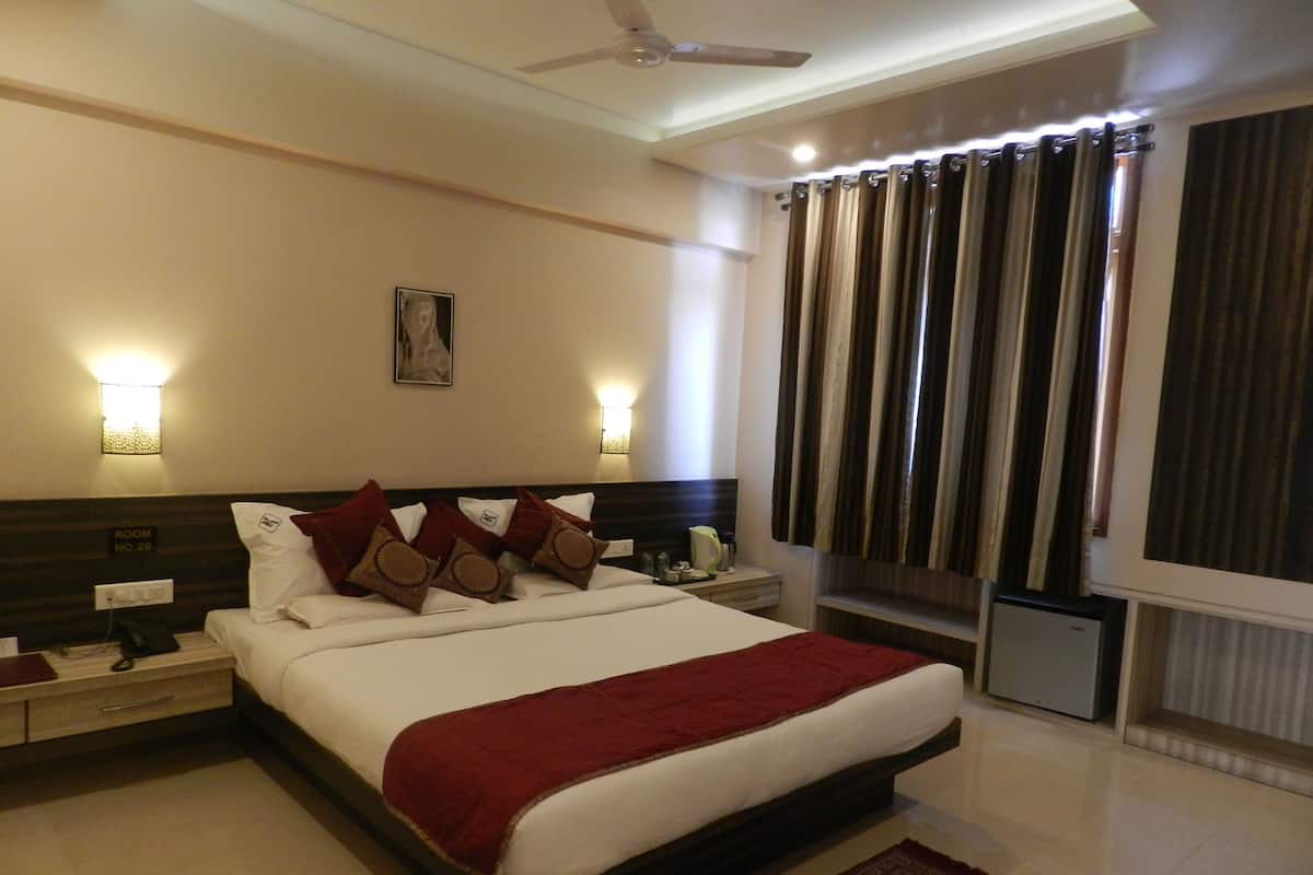In-room safe, individually furnished, desk, laptop workspace