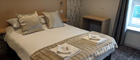 Chambre Double, salle de bains attenante