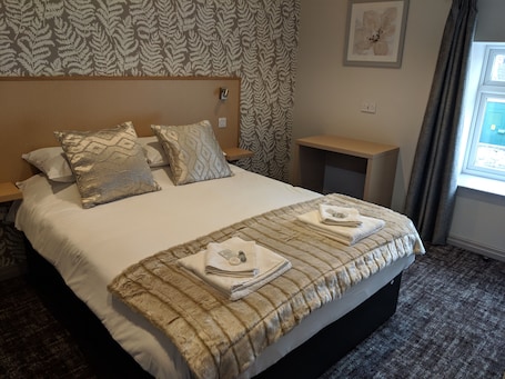 Double Room, Ensuite. The Queens Head