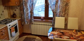 Huoneisto | Yksityinen keittiö | Jääkaappi, mikroaaltouuni, liesi, kahvin-/teenkeitin