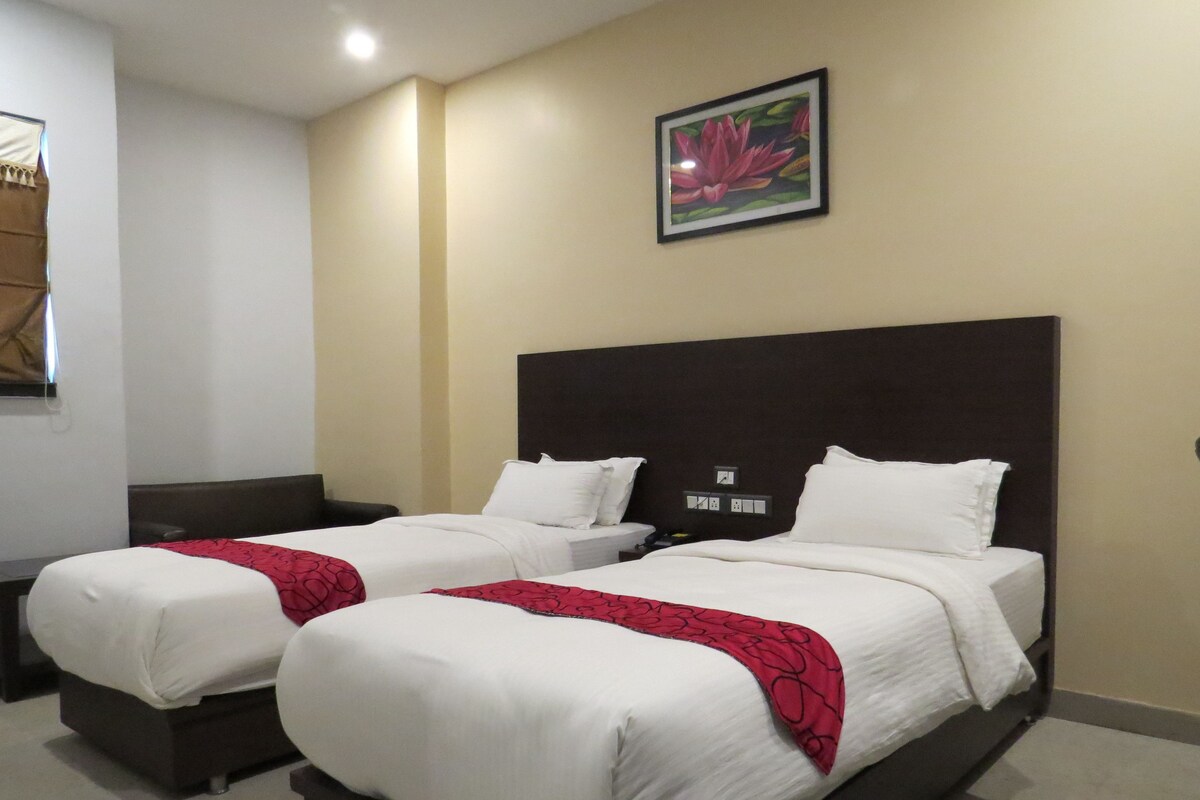 Habitación Deluxe con 2 camas individuales, 1 habitación, vistas a la ciudad | Ropa de cama de alta calidad, minibar, escritorio