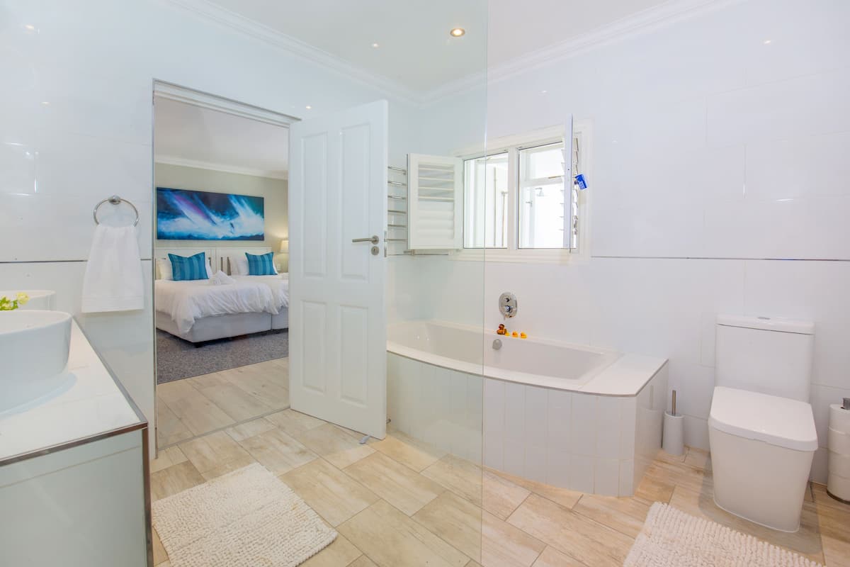 Kamar Double atau Twin Mewah, 1 Tempat Tidur King, pemandangan kebun, area taman | Bathtub besar
