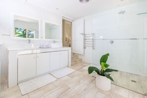 Luxe kamer, 1 twee- of 2 eenpersoonsbedden, 1 kingsize bed met slaapbank, uitzicht op tuin, aan tuin | Badkamervoorzieningen | Een aparte badkuip en douche, een diep bad, designer toiletartikelen