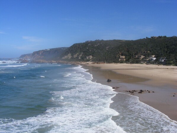 Beach nearby, white sand, sun-loungers, beach umbrellas - One on Bollard (Knysna)