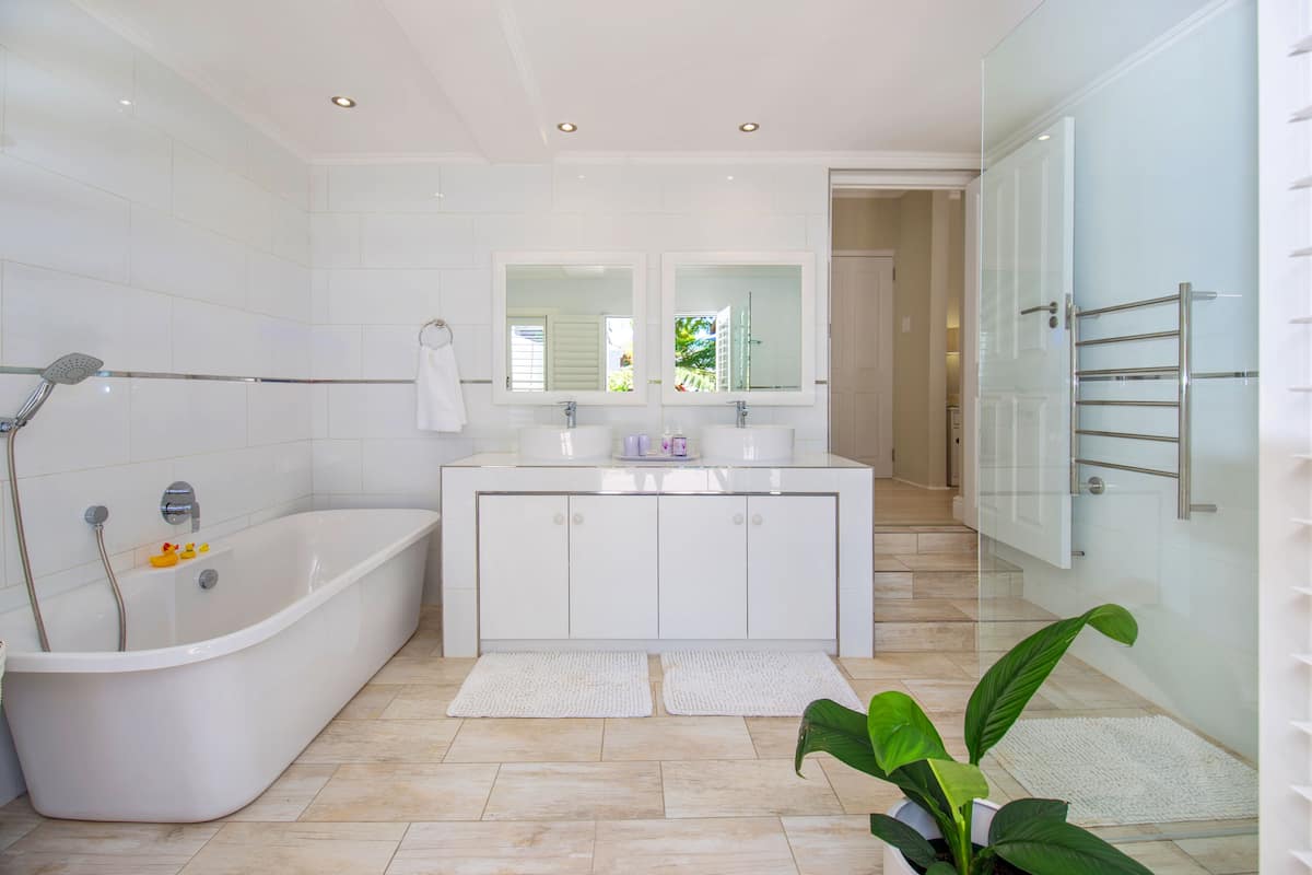 Kamar Double atau Twin Mewah, 1 Tempat Tidur King dengan tempat tidur Sofa, pemandangan kebun | Bathtub besar