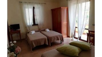 Quadruple Room | In-room safe, desk, blackout drapes, soundproofing