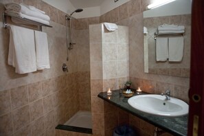 Shower, hair dryer, bidet, towels - B&B PuertoSeguro (Pizzo)