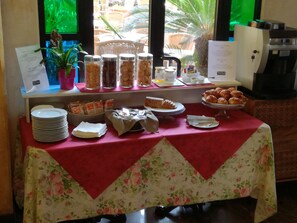 Café da manhã com buffet todos os dias mediante uma taxa