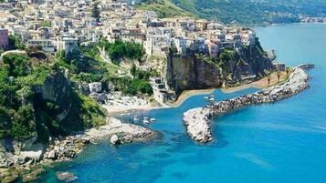 Un pueblo costero con edificios sobre un acantilado con vistas al mar.