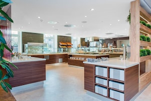 Se ofrece un desayuno bufé los fines de semana (16.00 EUR por persona)