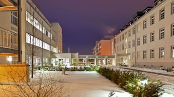 Fachada de la propiedad por la tarde o noche