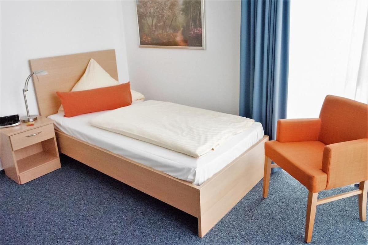 Hypo-allergenic bedding, in-room safe, desk, laptop workspace