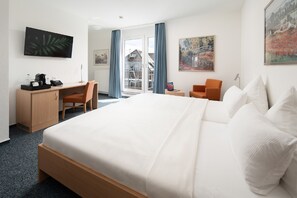 Comfort tweepersoonskamer, 1 kingsize bed, balkon | Hypoallergeen beddengoed, een kluis op de kamer, een bureau