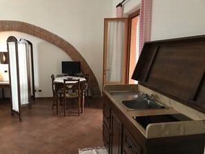 Full-sized fridge, stovetop, electric kettle, cookware/dishes/utensils - Agriturismo Pavone (Castiglione della Pescaia)
