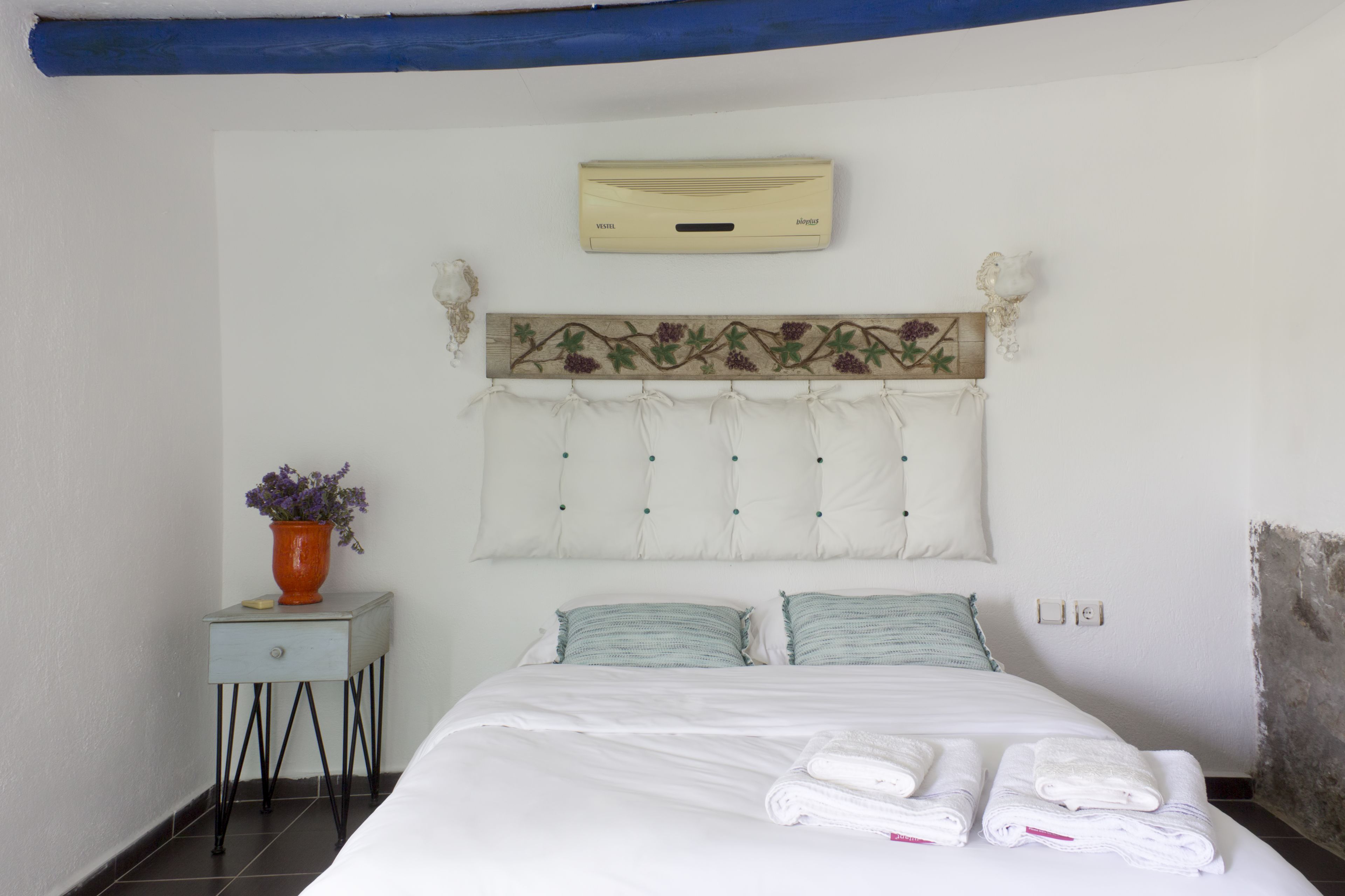 standard double room, fireplace | minibar, free wifi