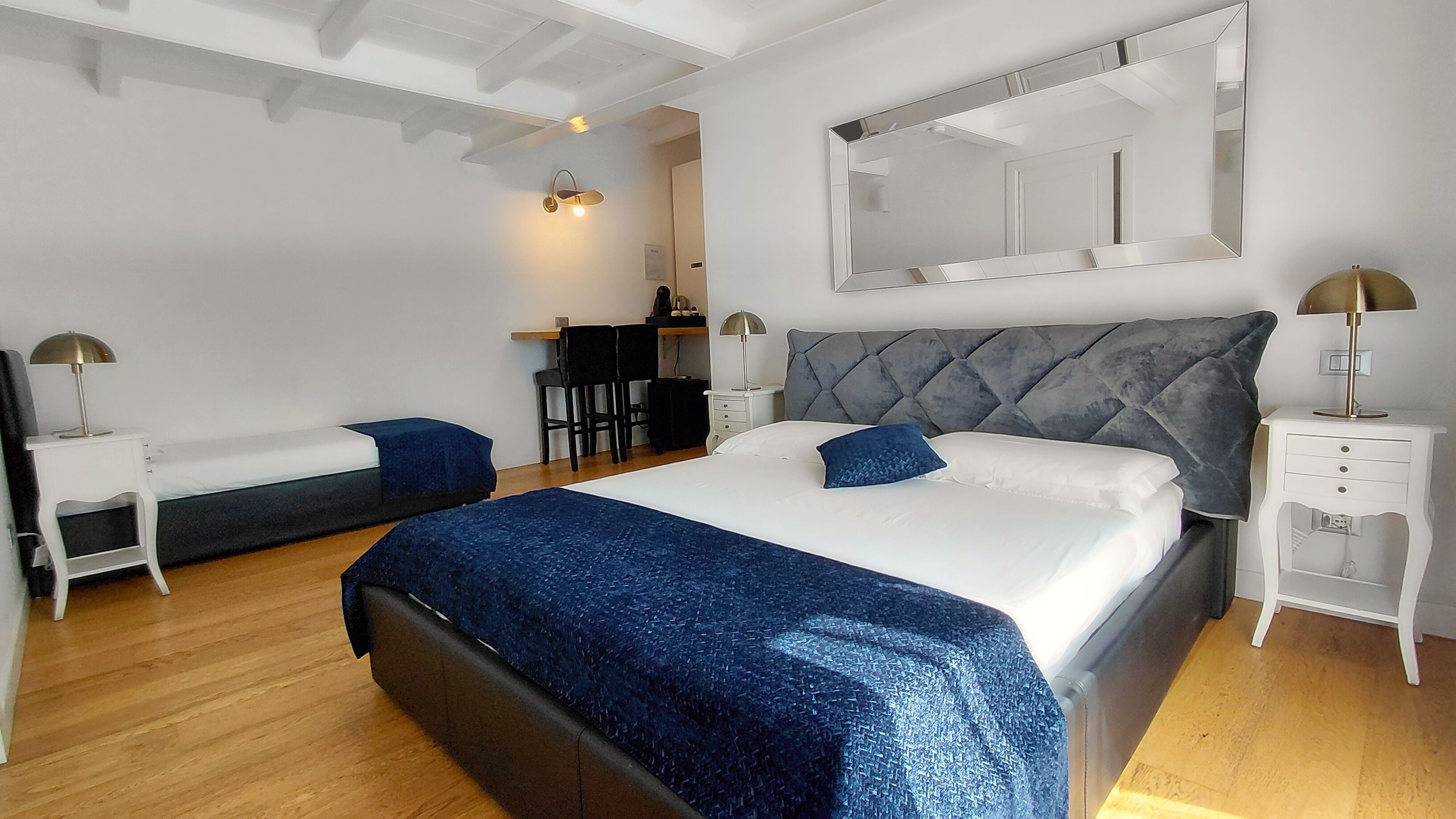 Comfort-Dreibettzimmer, mit Bad | 1 Schlafzimmer, Minibar, schallisolierte Zimmer, kostenloses WLAN