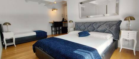 Une chambre moderne avec un grand lit, un bureau et une chaise.