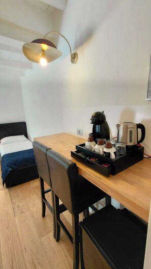 Habitación triple Confort, baño privado | 1 dormitorio, minibar, sistema de insonorización y wifi gratis