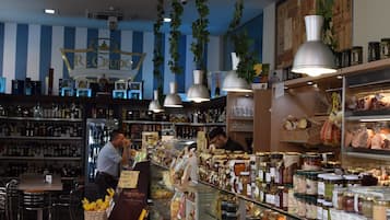 Desayuno completo (EUR 5 por persona)