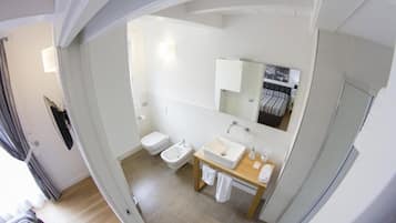 Shower, free toiletries, hair dryer, bidet