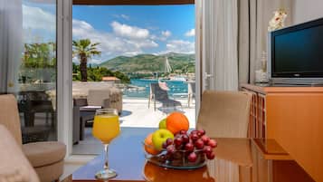 Apartamento ejecutivo, 1 habitación, bañera de hidromasaje, vistas al mar | Servicio de comidas en la habitación