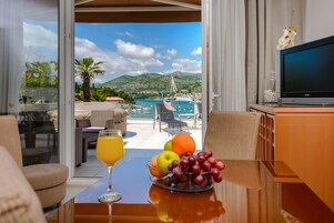 Appartamento Executive, 1 camera da letto, idromassaggio, vista mare | Pasti in camera