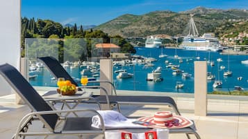 Apartamento executivo, 1 quarto, banheira de hidromassagem, vista para o mar | Terraço/pátio