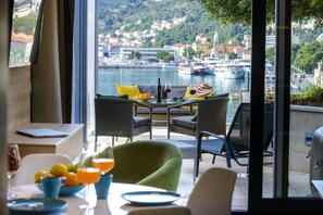 Apartamento, 1 quarto, banheira de imersão, vista para o mar | Área de estar | TV de tela plana