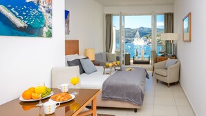 Studio – comfort, terrasse, sjøutsikt | Safe på rommet, skrivebord, blendingsgardiner og lydisolert