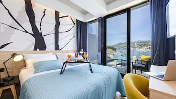 Estudio ejecutivo, terraza, vistas al mar | 1 dormitorio, caja fuerte, escritorio y cortinas opacas