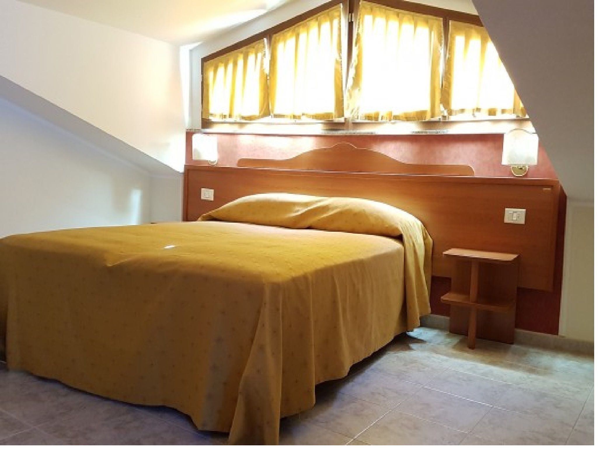 Escritorio, cunas gratuitas, wifi gratis y ropa de cama 