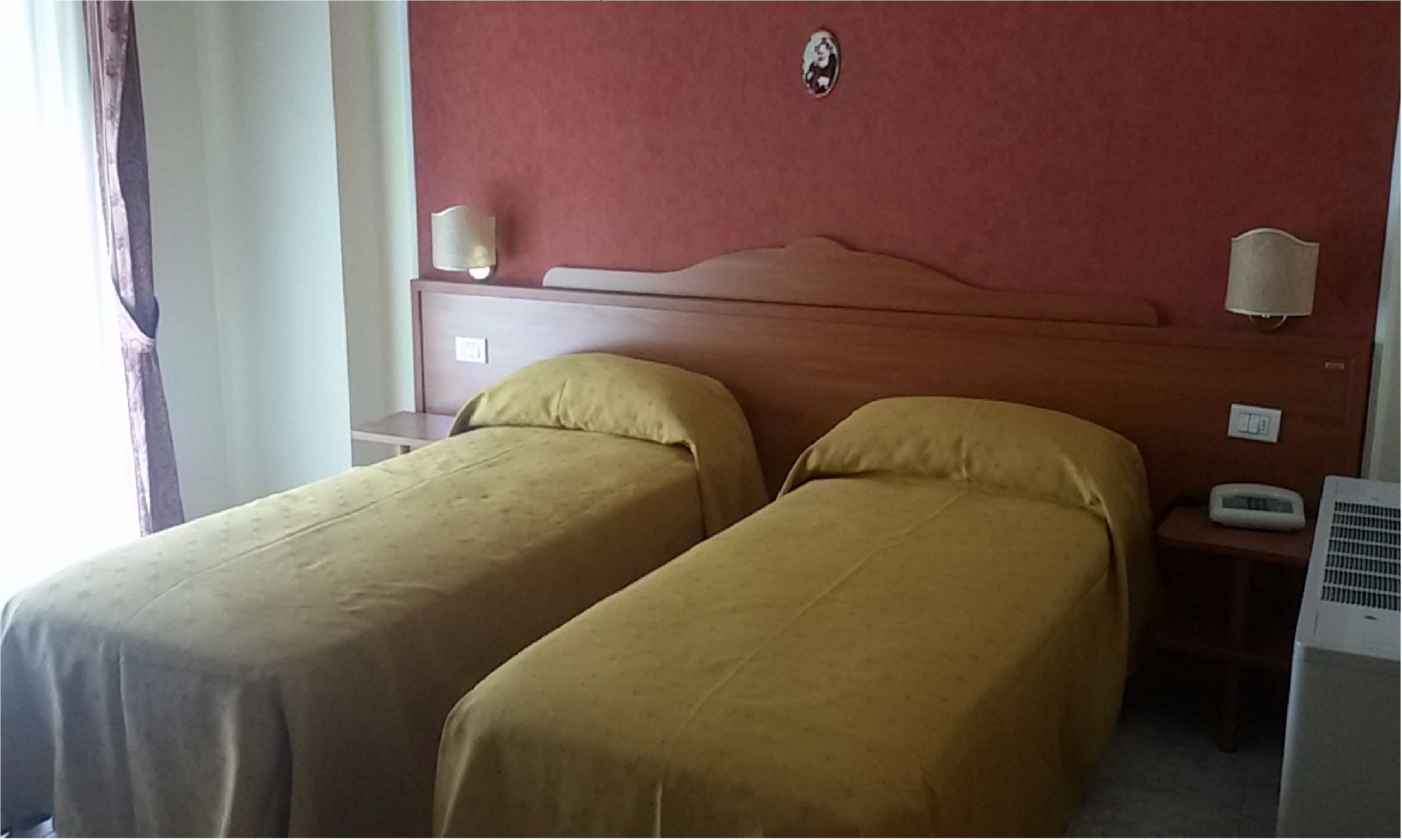 double or twin room | desk, free cots/infant beds, free wifi, bed sheets