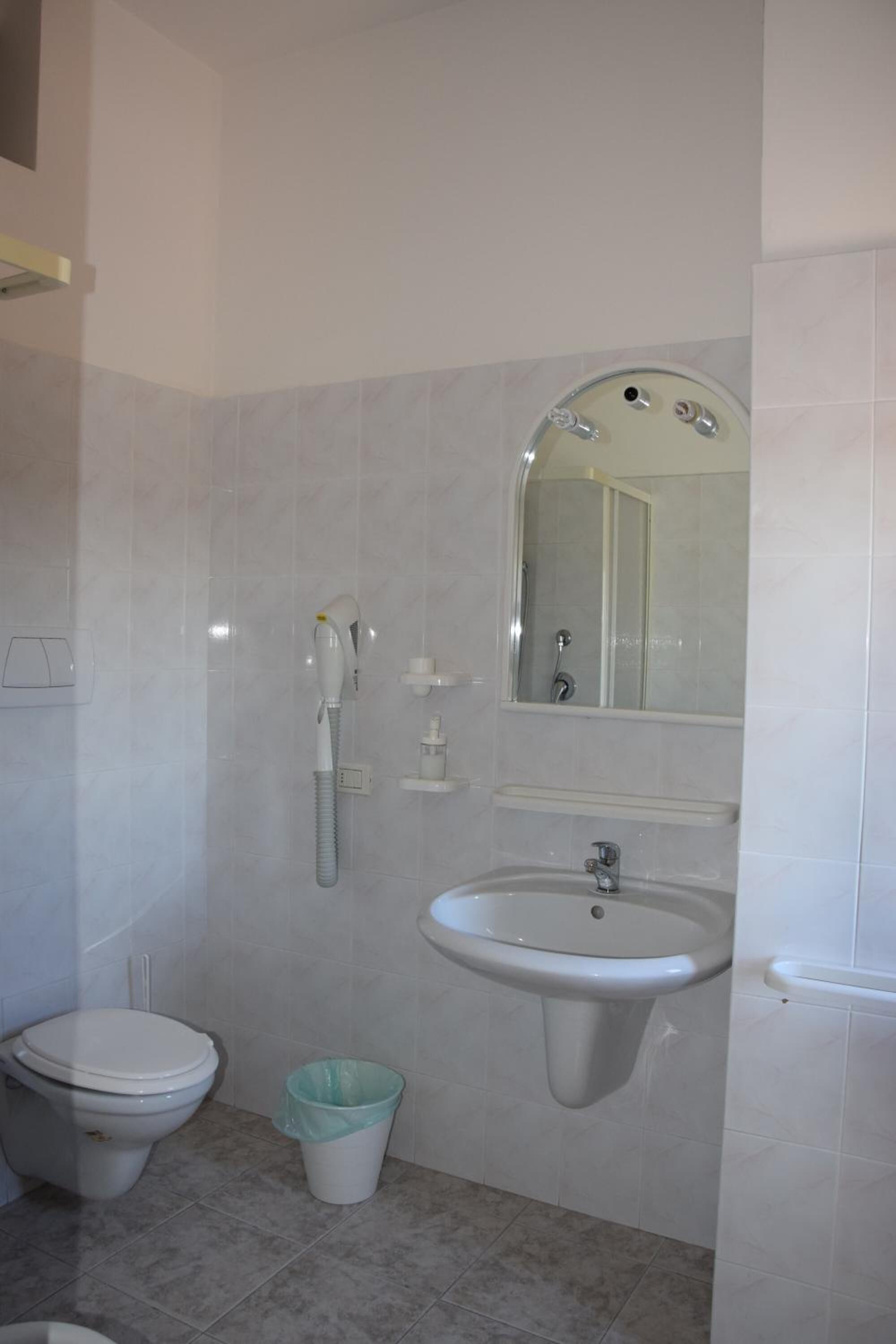 shower, free toiletries, hair dryer, bidet