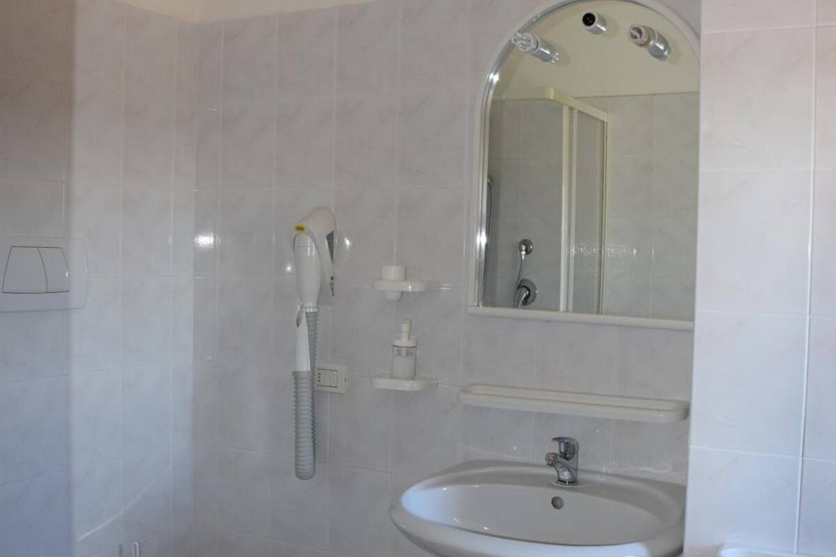 shower, free toiletries, hair dryer, bidet