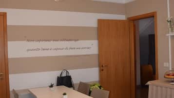 Schreibtisch, kostenlose Babybetten, kostenloses WLAN, Bettwäsche